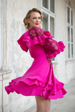Model imbracat in rochie roz